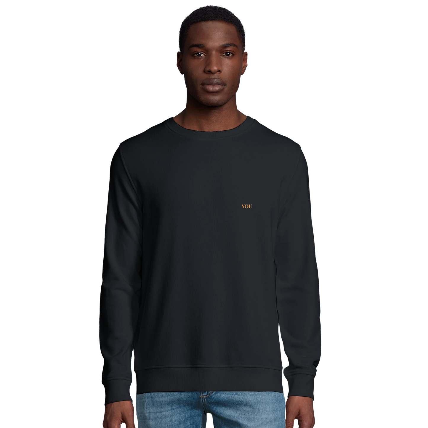 man met Lettre crewneck sweater zwart met initialen voor aanzicht 