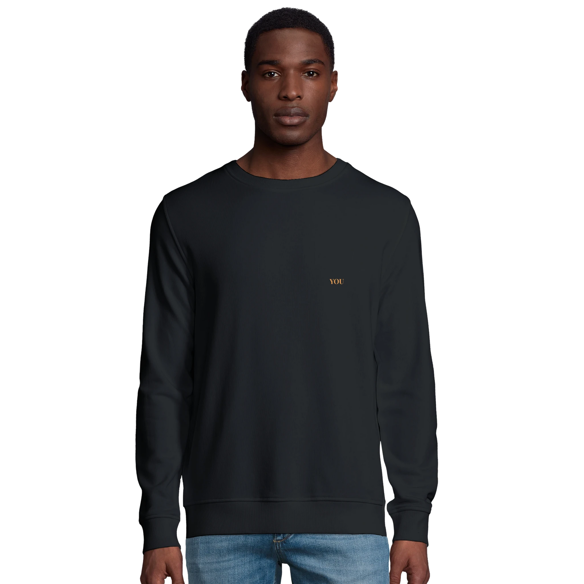 man met Lettre crewneck sweater zwart met initialen voor aanzicht 