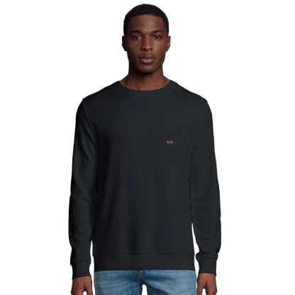 man met Lettre crewneck sweater zwart met initialen voor aanzicht 