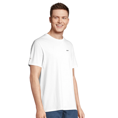 lachende man met wit Lettre t shirt met initialen