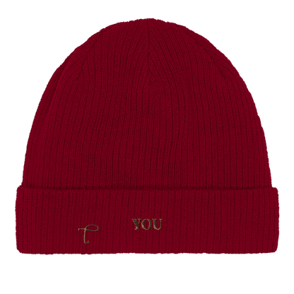 Close-up van bordeauxrode beanie met ribstructuur van Lettre