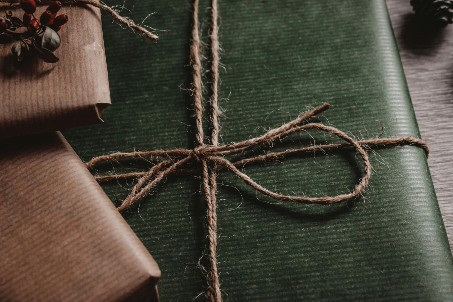 cadeau met Lettre gepersonaliseerd accessoire groen pakpapier met touw strik